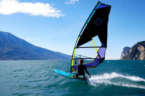 Duotone Eagle 2025 Windsurfboard beim Windsurfen auf einem Alpensee mit Bergpanorama