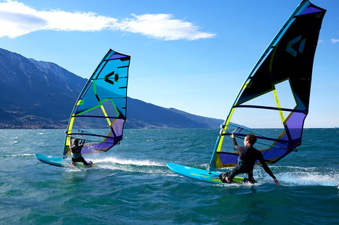 Duotone Eagle 2025 Windsurf-Board beim Windsurfen am Gardasee