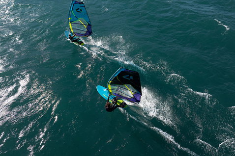 Duotone Eagle Windsurf Board beim Windsurfen auf dem offenen Ozean