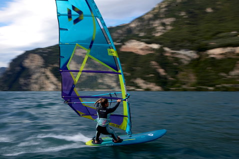 Duotone Eagle SLS planche de windsurf lors du windsurf sur un lac de montagne