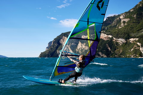 Duotone Eagle SLS planche de windsurf lors du windsurf sur un lac alpin avec des montagnes rocheuses