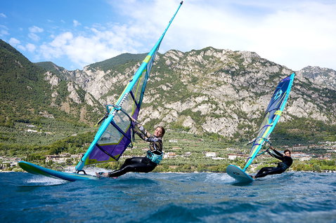 Duotone Eagle SLS windsurf board lors du windsurf sur un lac alpin avec panorama montagneux