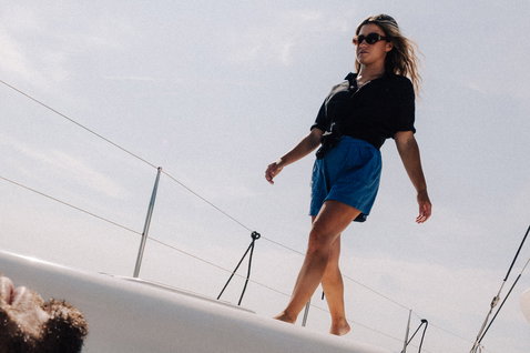 Duotone Apparel True chemise manches courtes en pose debout sur le pont d'un voilier en mer