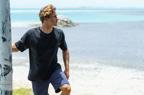 T-Shirt beim Stehen am Strand am Meer in dunkelgrau und navy