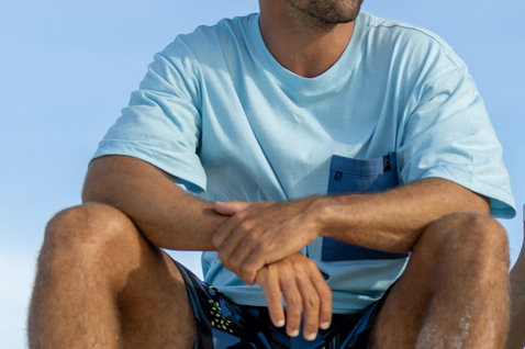 Duotone Apparel T-Shirt beim entspannten Stehen an einem Strand oder einer Küste in hellblau
