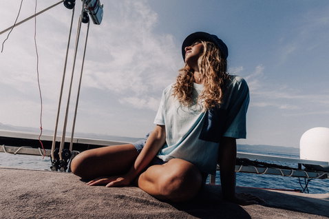 T-shirt au repos sur le pont d'un bateau en mer