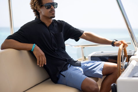 Duotone Apparel Shorts True pantalón corto de hombre en lifestyle náutico en mar abierto