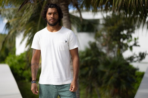 Duotone Tee Pocket SS CB Concept Blue short sleeve t-shirt in off-white at the beach