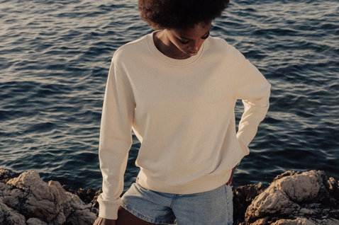 Duotone Apparel Sweater CB undyed Concept Blue sweat femme en blanc naturel sur un rivage rocheux