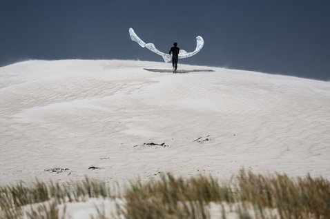 Duotone Evo Concept Blue LEI kite pendant le kitesurf sur les dunes côtières et la plage