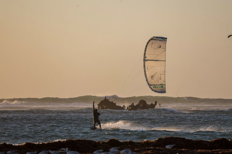 Cerf-volant LEI Duotone Evo Concept Blue lors d'une session de kitesurf sur côte rocheuse