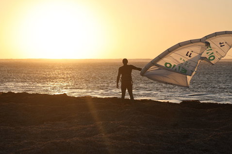 Duotone Evo Concept Blue LEI kite 11m lors du kitesurf sur une plage océanique