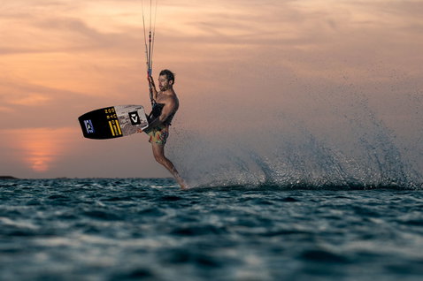 Duotone Evo Concept Blue LEI kite lors du kitesurf sur l'océan