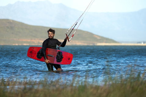 Kiteboard twin-tip Duotone Gonzales pendant le kitesurf sur lagon océanique avec montagnes