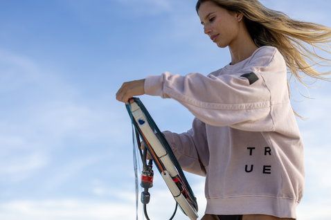Duotone Apparel Sweater True Fade Out mujer durante el kitesurf en la playa