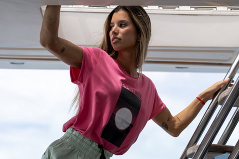 Duotone Apparel Tee True SS femmes maillot cyclisme en hot pink sur un pont de yacht