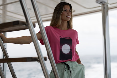 Duotone Apparel Tee True t-shirt femme à manches courtes en pose sur le pont d'un bateau en pleine mer