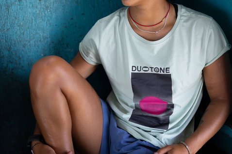 Duotone Apparel Tee True SS femmes maillot cyclisme en mint green devant un mur texturé