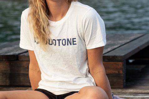 T-shirt graphique Duotone Apparel Tee Original SS femme en off-white sur un ponton au bord de l'eau
