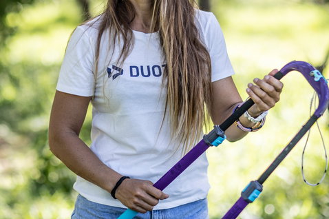 T-shirt Duotone Apparel Tee Original SS femme en blanc en pose dans un cadre extérieur boisé