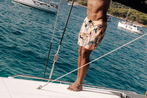 Short de bain Duotone DT Originals homme lors d'une sortie en voilier sur l'océan en beige sable imprimé