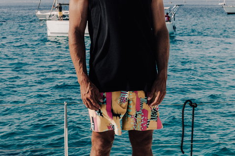 Short de bain Duotone DT Originals homme 17 pouces en jaune, rose et noir porté à la marina