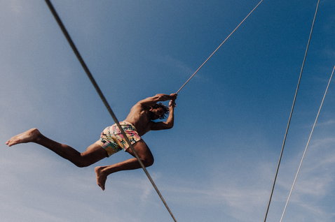 Boardshort Duotone Originals 17 pouces homme en kitesurf dans les airs, imprimé tropical coloré