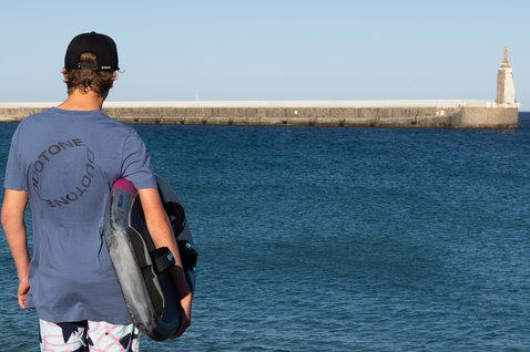 Duotone Apparel Tee SS True Beach men kitesurfing at an ocean harbour in Tarifa
