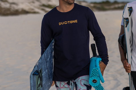 Camiseta de manga larga unisex Duotone Apparel Tee True Team LS durante kitesurf en la playa