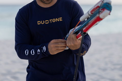 Camiseta de manga larga Duotone Apparel Tee True Team LS unisex durante el kitesurf en el océano