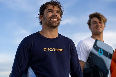 Camiseta de manga larga Duotone Apparel Tee True Team LS unisex en azul marino en la playa del océano