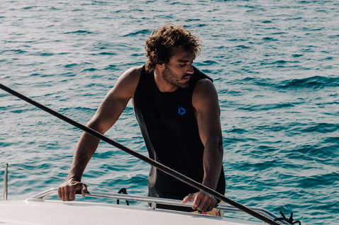 Duotone Apparel Tank True men tank top in black during watersports boat preparation on the ocean