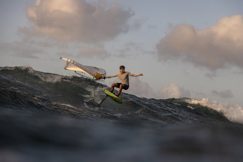 Duotone_Wing_Foiling_Wing-Set-Carve-3.0-SLS_Action-Shots_1