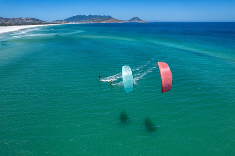 Duotone Evo LEI kite lors du kitesurf sur la plage de l'océan