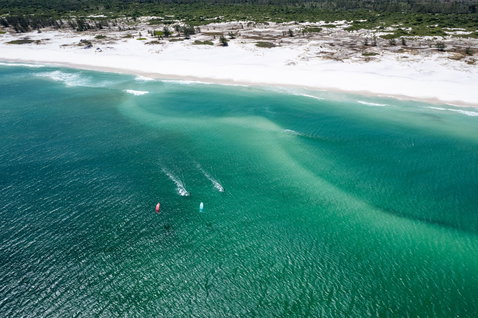 Duotone Evo LEI kite lors d'une session de kitesurf sur une plage tropicale