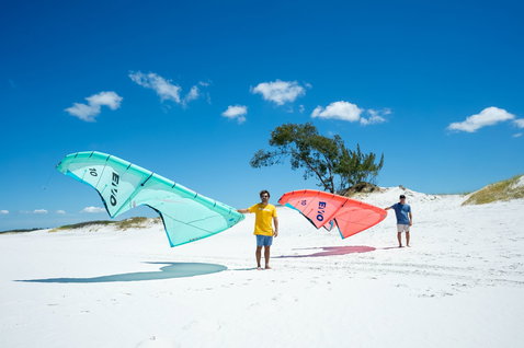 Duotone Evo LEI kite 10m lors d'une session de kitesurf sur une plage avec dunes de sable blanc