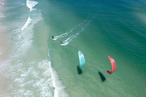 Duotone Evo LEI kite pendant le kitesurf sur la plage de l'océan