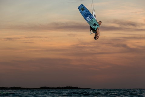 Duotone Evo kiteboard twin-tip lors d'une session de kitesurf sur la plage