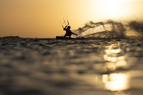 Duotone Evo LEI kite en train de faire du kitesurf en pleine mer
