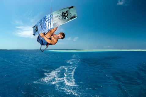 Duotone Evo Select Concept Blue kiteboard en train de faire du kitesurf dans un lagon tropical