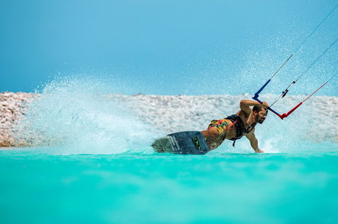 Duotone Evo LEI kite en kitesurf dans un lagon tropical