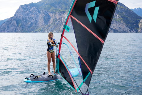 Duotone Eagle One Windsurf Board beim Windsurfen auf einem Bergsee
