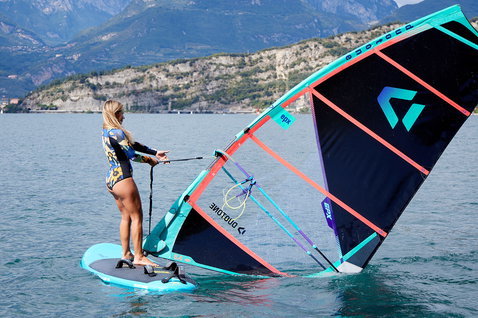 Duotone Eagle One Windsurf-Board beim Windsurfen auf einem Bergsee