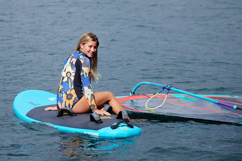 Duotone Eagle One Windsurf-Board beim Windsurfen auf einem ruhigen See