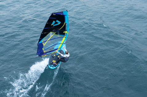 Duotone Eagle One 2024 Windsurf-Board beim Windsurfen auf dem offenen Ozean