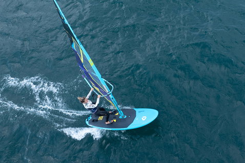 Duotone Eagle One Windsurf-Board beim Freeride-Windsurfen auf dem offenen Meer