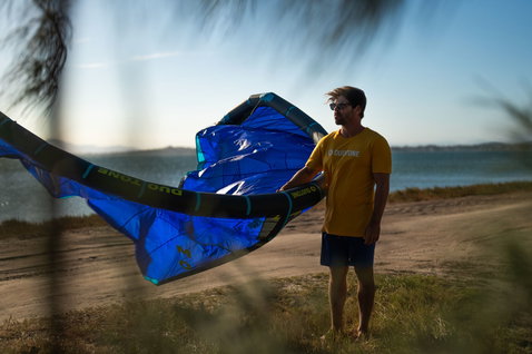 Duotone Mono LEI kite durante el kitesurf en playa oceánica con arena