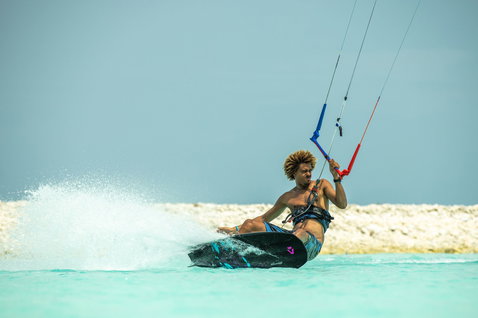 Duotone Mono barra de control durante el kitesurf en una laguna tropical poco profunda