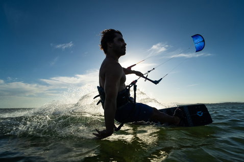 Duotone Mono LEI kite durante el kitesurf en una laguna oceánica de aguas planas