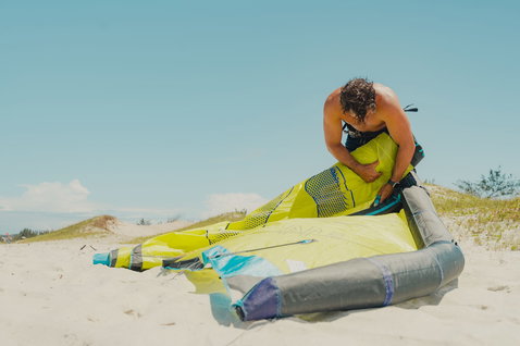 Duotone Juice LEI Kite beim Kitesurfen am Strand mit Sanddünen